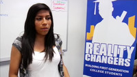Ein Mädchen steht einem Plakat mit der Aufschrift "Reality Changers"; Rechte: WDR