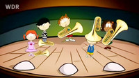Auf der Bühne stehen Kinder ratlos mit ihrer Tuba.