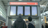 Zwei Jungen schauen zu einer Anzeigetafel am Flughafen hoch; Rechte: WDR