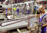 Ein Mitarbeiter der Firma Linde arbeitet an einem K�hlregal.