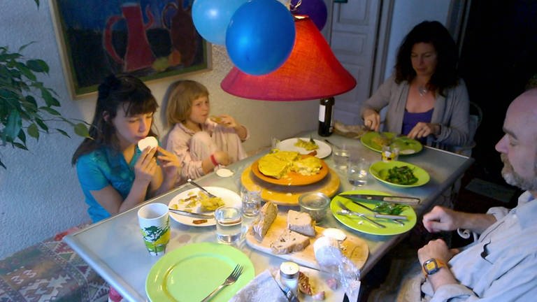Eine Familie am Tisch beim Abendessen. (Foto: WDR - Screenshot aus der Sendung)