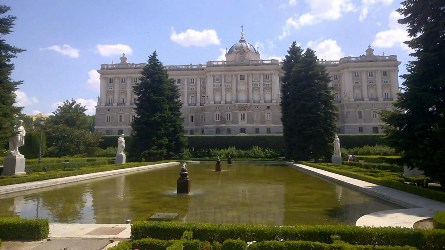Ein Platz mit einem See, dahinter ein Palast. (Foto: WDR - Screenshot aus der Sendung)