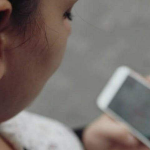 Frau blickt auf Smartphone · Nachrichten aus Syrien The war on my phone (Foto: WDR)