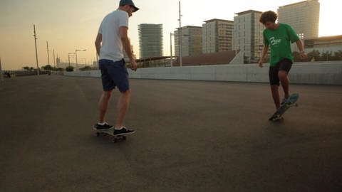 Zwei Jungen auf einem Skateboard. (Foto: WDR - Screenshot aus der Sendung)