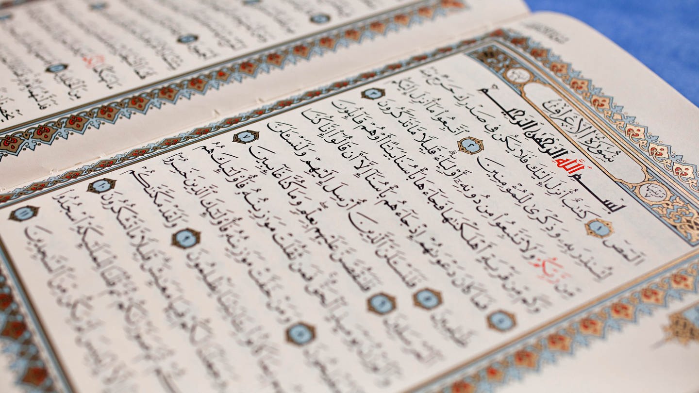 Aufgeschlagener Koran mit arabischer Schrift (Foto: WDR/Mauritius/Michael Peuckert)