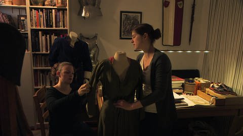 Untersuchung der Frauenkleidung (Foto: SWR / WDR)