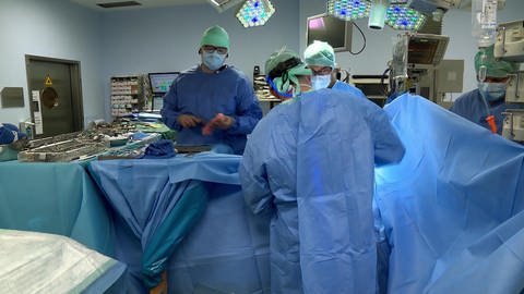 Die Operation – Josef Moosmann bekommt eine neue Lunge (Foto: SWR)