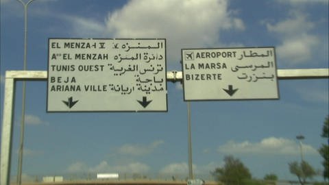 Zwei Straßenschilder. Auf der linken Hälfte sind die Orte auf Französisch ausgeschildert, rechts auf Arabisch.  (Foto: WDR - Screenshot aus der Sendung)