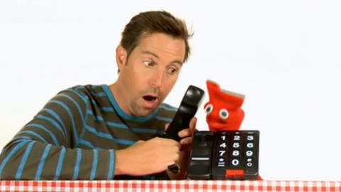 Ein Mann und eine rote Strumpfhandpuppe telefonieren. (Foto: WDR - Screenshot aus der Sendung)