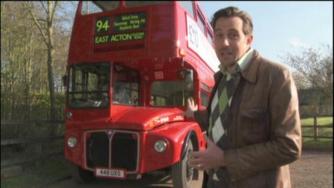 Ein Mann steht vor einem roten Double decker Bus.  (Foto: WDR - Screenshot aus der Sendung)
