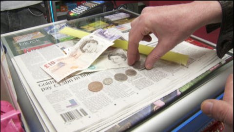 Eine Hand sortiert Münzen und Geldscheine an der Kasse. Es sind englische Pfund. (Foto: WDR - Screenshot aus der Sendung)