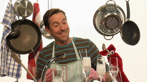 Ein Mann und eine rote Strumpfhandpuppe machen den Abwasch. (Foto: WDR - Screenshot aus der Sendung)