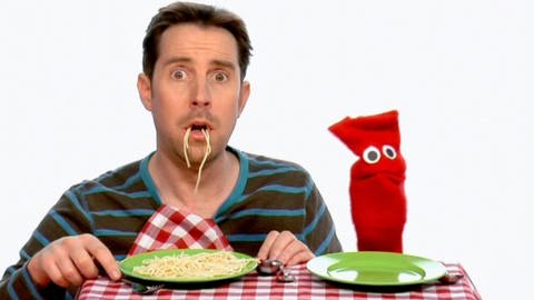 Ein Mann und eine rote Strumpfhandpuppe essen Spaghetti. (Foto: WDR - Screenshot aus der Sendung)