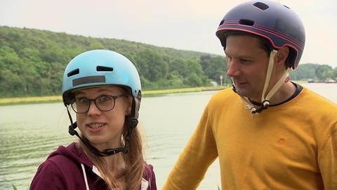 Ein Mann und eine Frau stehen am Dortmund Ems Kanal und tragen Fahrradhelme.  (Foto: WDR - Screenshot aus der Sendung)