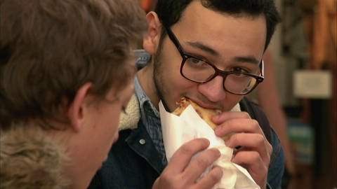 Zwei junge Männer essen zusammen Pizza. (Foto: WDR - Screenshot aus der Sendung)