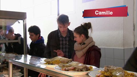 Junge Menschen stehen in einer Kantine an der Essensaugabe. (Foto: WDR - Screenshot aus der Sendung)