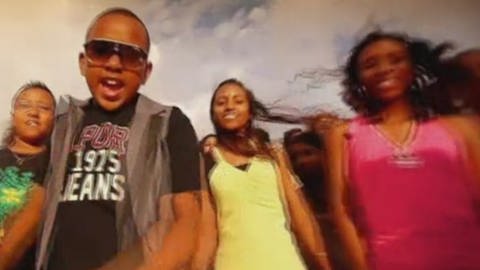 Ein Screenshot aus einem Musikvideo : vier junge Menschen schauen in die Kamera und lachen, ein Junge singt. (Foto: WDR - Screenshot aus der Sendung)