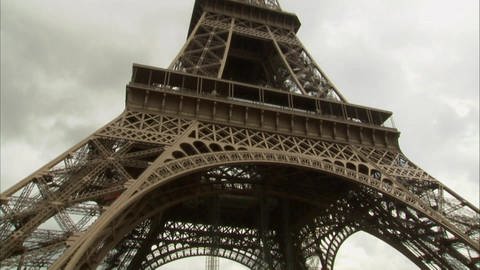 Der Eiffelturm von unten. (Foto: WDR - Screenshot aus der Sendung)
