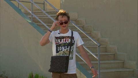 Ein junger Mann mit Sonnenbrille und Sonnenhut. (Foto: WDR - Screenshot aus der Sendung)