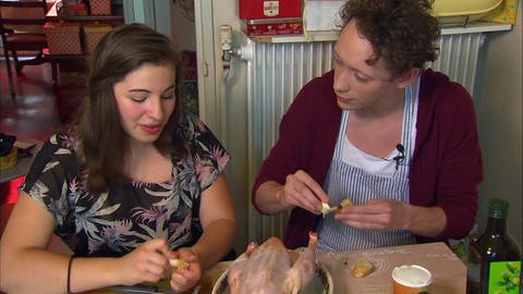 Zwei junge Menschen sitzen in einer Küche und kochen zusammen. (Foto: WDR - Screenshot aus der Sendung)