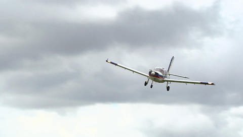 Ein Propellerflugzeug in der Luft. (Foto: SWR / BR / WDR - Screenshot aus der Sendung)