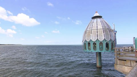 Ein glockenförmiges, kleines, türkises Haus ragt auf einer Stelze über dem Meer. (Foto: SWR / BR / WDR - Screenshot aus der Sendung)