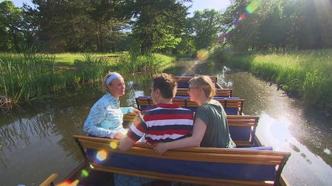 Drei Personen sitzen auf einem Boot und fahren über einen Kanal durchs Grüne.  (Foto: SWR / BR / WDR - Screenshot aus der Sendung)