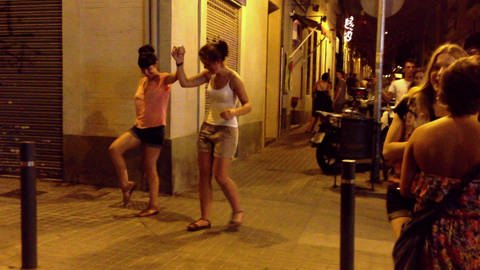 Barcelona bei Nacht: Menschen tanzen auf der Straße. (Foto: WDR - Screenshot aus der Sendung)