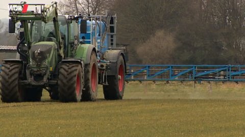 Ein Traktor sprüht Pestizide. (Foto: WDR - Screenshot aus der Sendung)