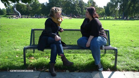 Die Moderatorin sitzt mit einer anderen Frau auf einer Bank im Park. (Foto: WDR - Screenshot aus der Sendung)