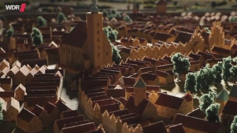 Eine Stadt modelliert aus Holzfiguren. (Foto: WDR - Screenshot aus der Sendung)