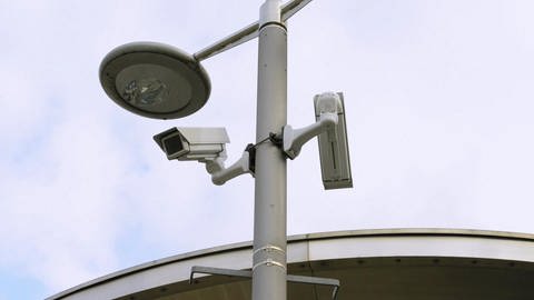 Pro und contra Überwachung (Foto: SWR / WDR)