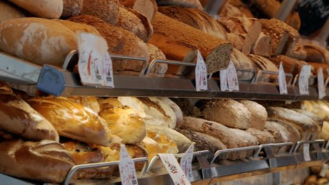 Ein Brot kaufen (Foto: WDR)