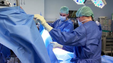 Die Vorbereitung der Organentnahme bei einem hirntoten Patienten, der entschieden hatte, nach seinem Tod Organspender zu werden (Foto: SWR)