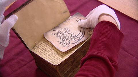 Ein Blatt mit arabischen Schriftzeichen (Foto: WDR)