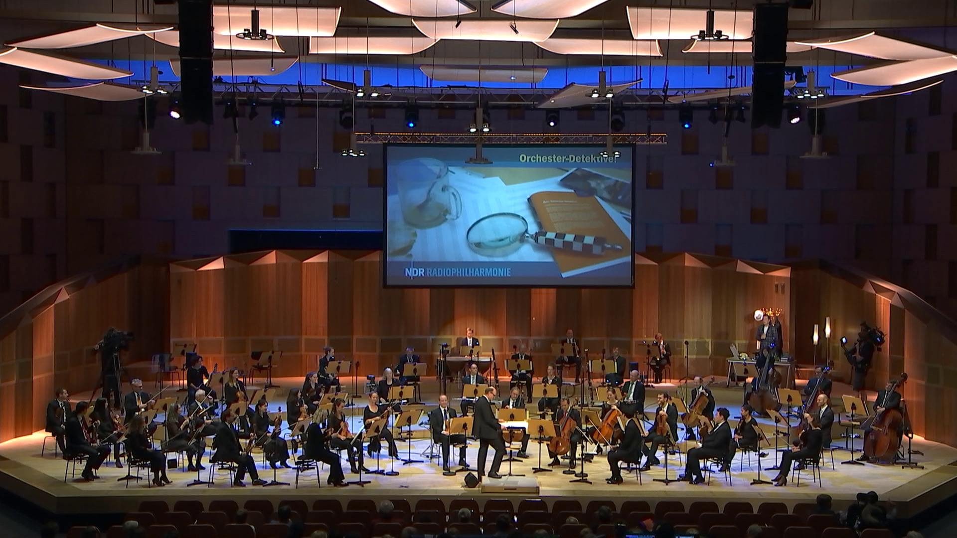 Orchester-Detektive: Das verlorene Menuett – W. A. Mozart und seine Prager Sinfonie. Kinderkonzert mit Malte Arkona · Orchester-Detektive (Foto: NDR)