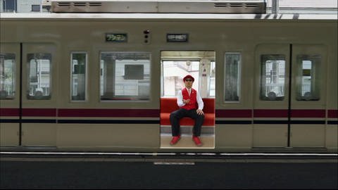 Eine Person sitzt in einem Zug und wirft einen Ball in die Höhe. (Foto: SWR - Screenshot aus der Sendung)