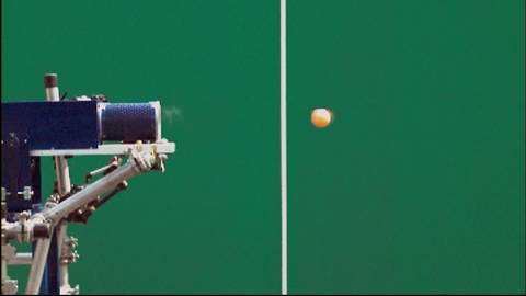Eine Ballwurfmaschine wirft einen Ball vor einer grünen Wand ab. (Foto: SWR - Screenshot aus der Sendung)