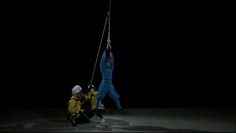 Ein blau gekleideter Ninja hängt an einem Magneten, der an einem Kran haftet. (Foto: SWR - Screenshot aus der Sendung)