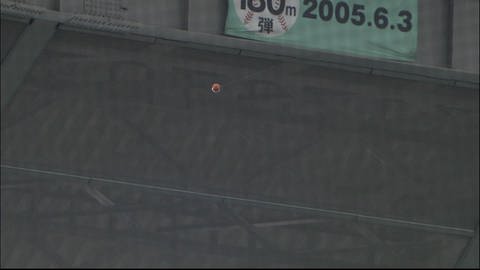 Ein kleiner orangener Ball pendelt von der Decke eines Stadions. (Foto: SWR - Screenshot aus der Sendung)