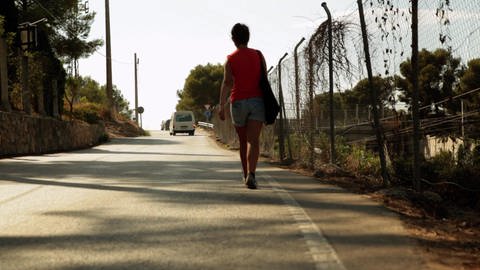 Eine Frau läuft auf einer Landstraße. (Foto: WDR - Screenshot aus der Sendung)