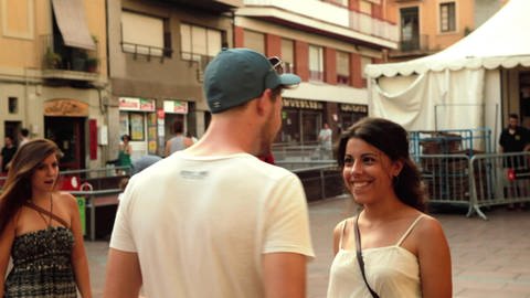 Ein junger Mann und eine junge Frau unterhalten sich auf der Straße. (Foto: WDR - Screenshot aus der Sendung)
