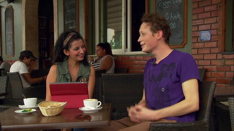 Ein junger Mann und eine junge Frau sitzen in einem Café. (Foto: WDR - Screenshot aus der Sendung)