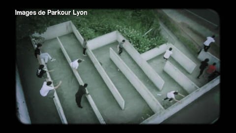 Aufnahme von oben: mehrere Menschen machen Parcours und springen über Mauern. (Foto: WDR - Screenshot aus der Sendung)