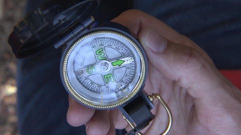 Eine Hand hält einen Kompass. (Foto: SWR / BR / WDR - Screenshot aus der Sendung)
