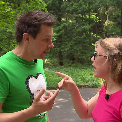 Ein Mann und eine Frau unterhalten sich und zeigen mit dem Finger aufeinander. (Foto: SWR / BR / WDR - Screenshot aus der Sendung)