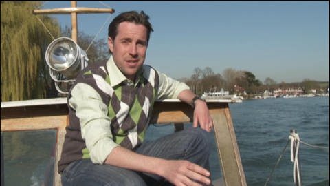 Ein Mann sitzt auf einem Boot und fährt damit über den River Thames. (Foto: WDR - Screenshot aus der Sendung)