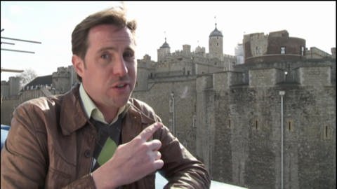 Ein Mann steht vor dem Tower of London. (Foto: WDR - Screenshot aus der Sendung)