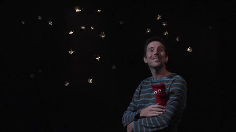 Ein Mann und eine rote Strumpfhandpuppe schauen sich Sterne an. (Foto: WDR - Screenshot aus der Sendung)