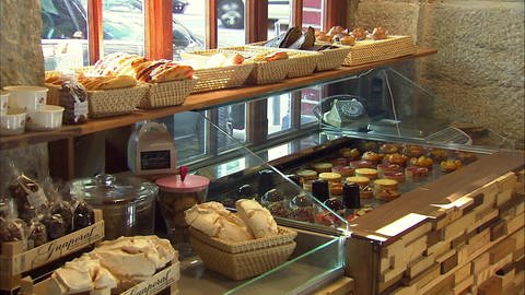 Die Auslage in einer französischen Bäckerei. Viele bunte Törtchen.  (Foto: WDR - Screenshot aus der Sendung)